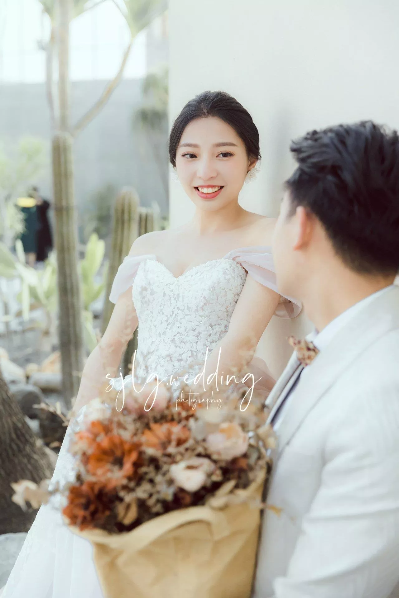 草悟道廣場台中拍婚紗景點旅拍文青風格又甜蜜(6)-#婚紗攝影,#手工禮服租借,#閨蜜寫真婚紗,#個人寫真藝術照,#巷子內攝影棚出租,#海外婚紗,#婚禮紀錄,#新娘秘書,#孕婦照孕婦寫真,#台北婚紗推薦,#板橋婚紗推薦,#中和婚紗推薦,#婚紗照價格,#婚紗包套,#草悟道廣場拍婚紗,#台中婚紗攝影景點