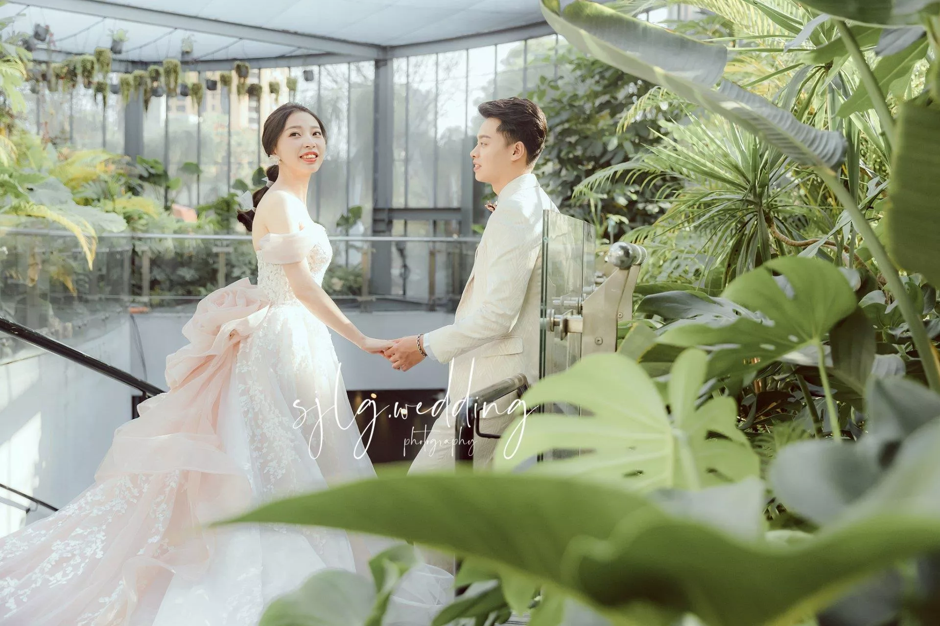 草悟道廣場台中拍婚紗景點旅拍文青風格又甜蜜(9)-#婚紗攝影,#手工禮服租借,#閨蜜寫真婚紗,#個人寫真藝術照,#巷子內攝影棚出租,#海外婚紗,#婚禮紀錄,#新娘秘書,#孕婦照孕婦寫真,#台北婚紗推薦,#板橋婚紗推薦,#中和婚紗推薦,#婚紗照價格,#婚紗包套,#草悟道廣場拍婚紗,#台中婚紗攝影景點